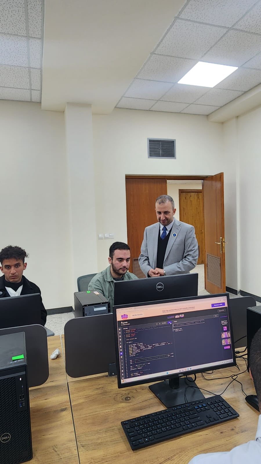 جانب من مشاريع الطلاب في معرض النتاجات البرمجية بقسم المحاسبة