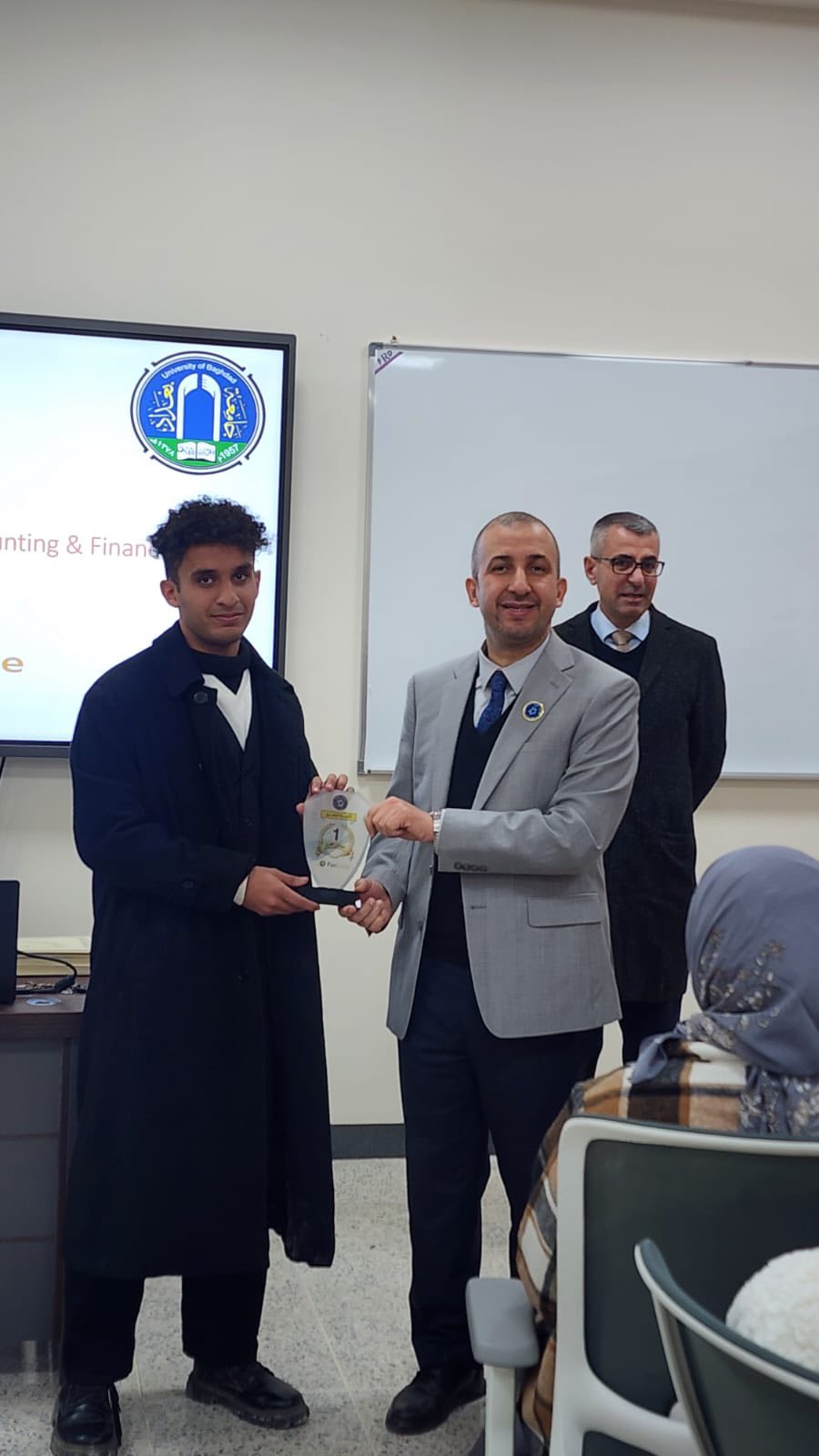 تكريم الفائزين في معرض النتاجات البرمجية بجامعة بغداد."