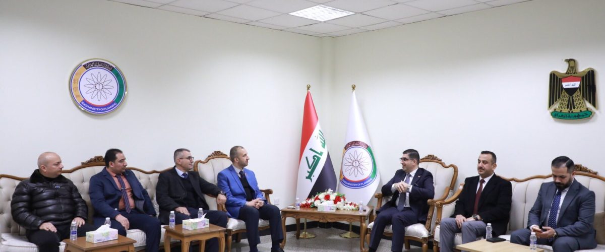 وفد كلية التميز داخل مبنى هيأة الإحصاء ونظم المعلومات الجغرافية