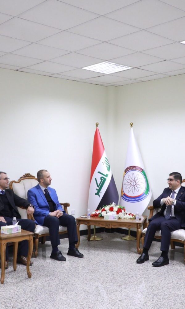 وفد كلية التميز داخل مبنى هيأة الإحصاء ونظم المعلومات الجغرافية