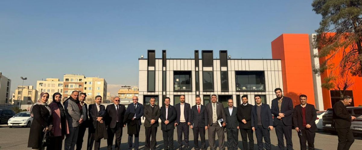 عميد كلية التميز يزور جامعة صنعتي شريف لبحث مشروع حديقة العلوم
