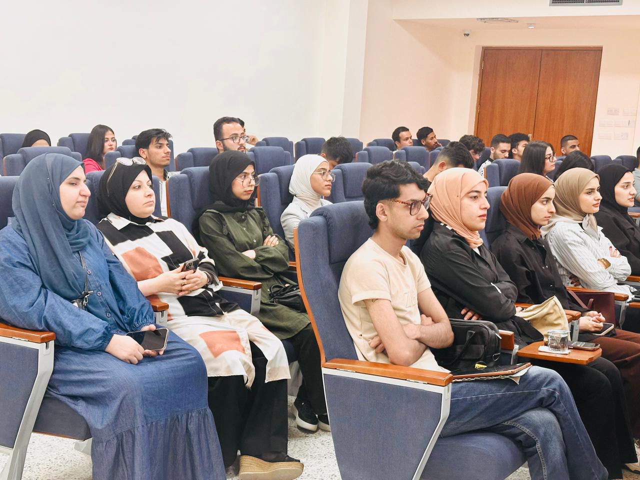 كلية التميز تقيم ورشة عمل حول مهارات العرض والتقديم وفن الإلقاء
