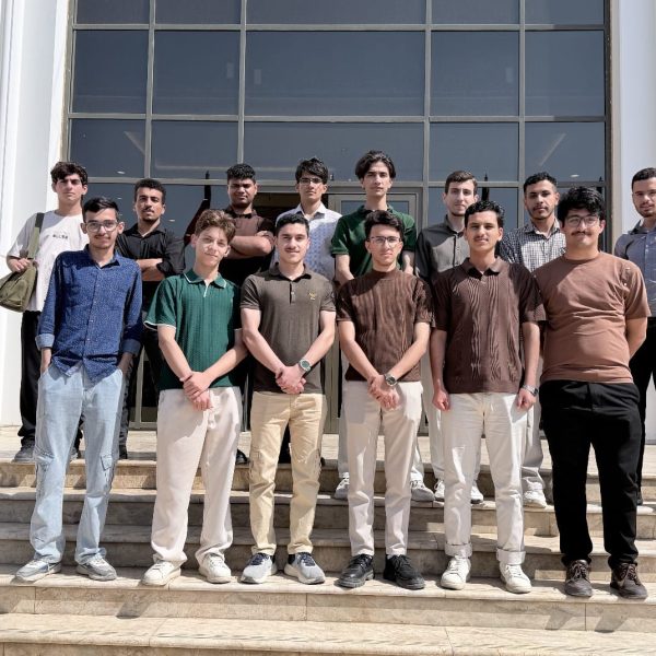 وفد كلية التميز بجامعة بغداد وطلبة قسمي علم البيانات والفلسفة خلال زيارة جامعة الزهراء.