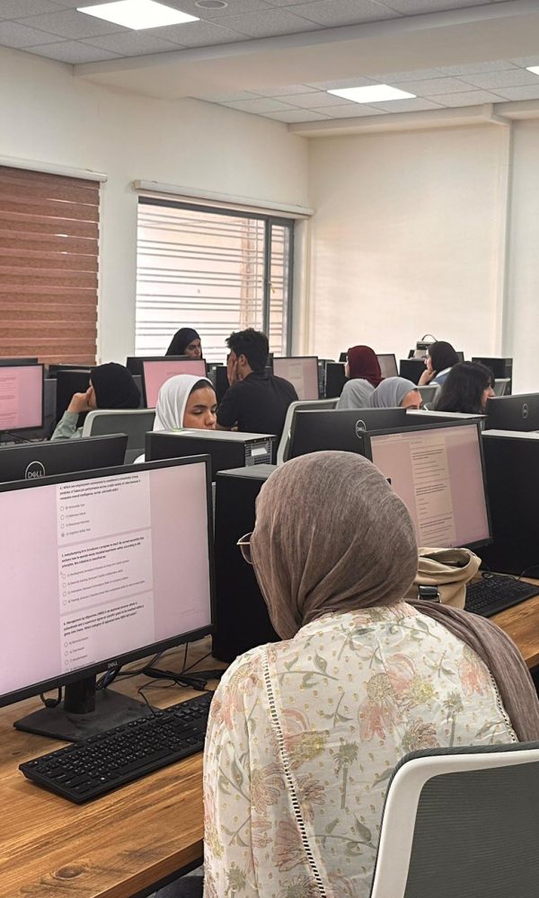 قسم إدارة الأعمال والتجارة الإلكترونية في كلية التميز يقيم امتحاناً إلكترونياً لطلبته