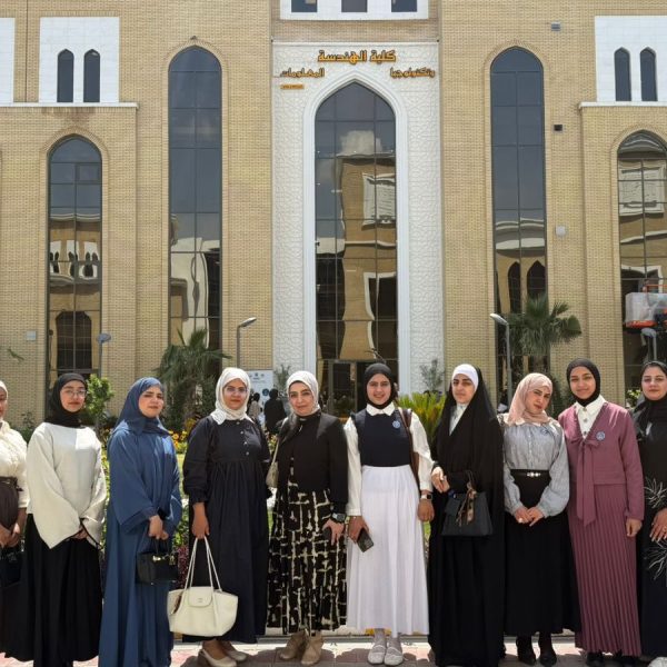 وفد كلية التميز بجامعة بغداد وطلبة قسمي علم البيانات والفلسفة خلال زيارة جامعة الزهراء.