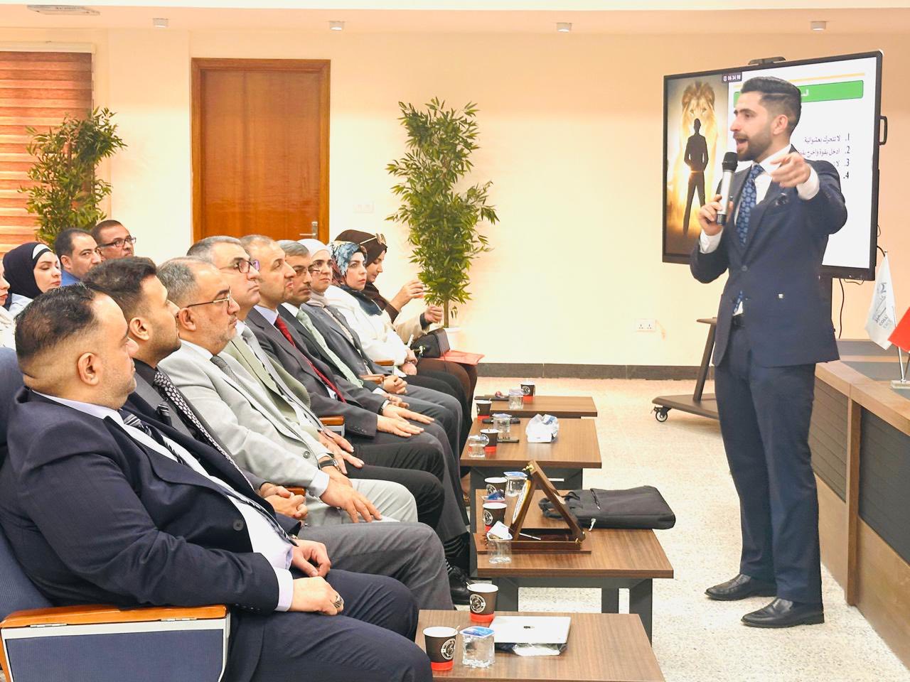 كلية التميز تقيم ورشة عمل حول مهارات العرض والتقديم وفن الإلقاء