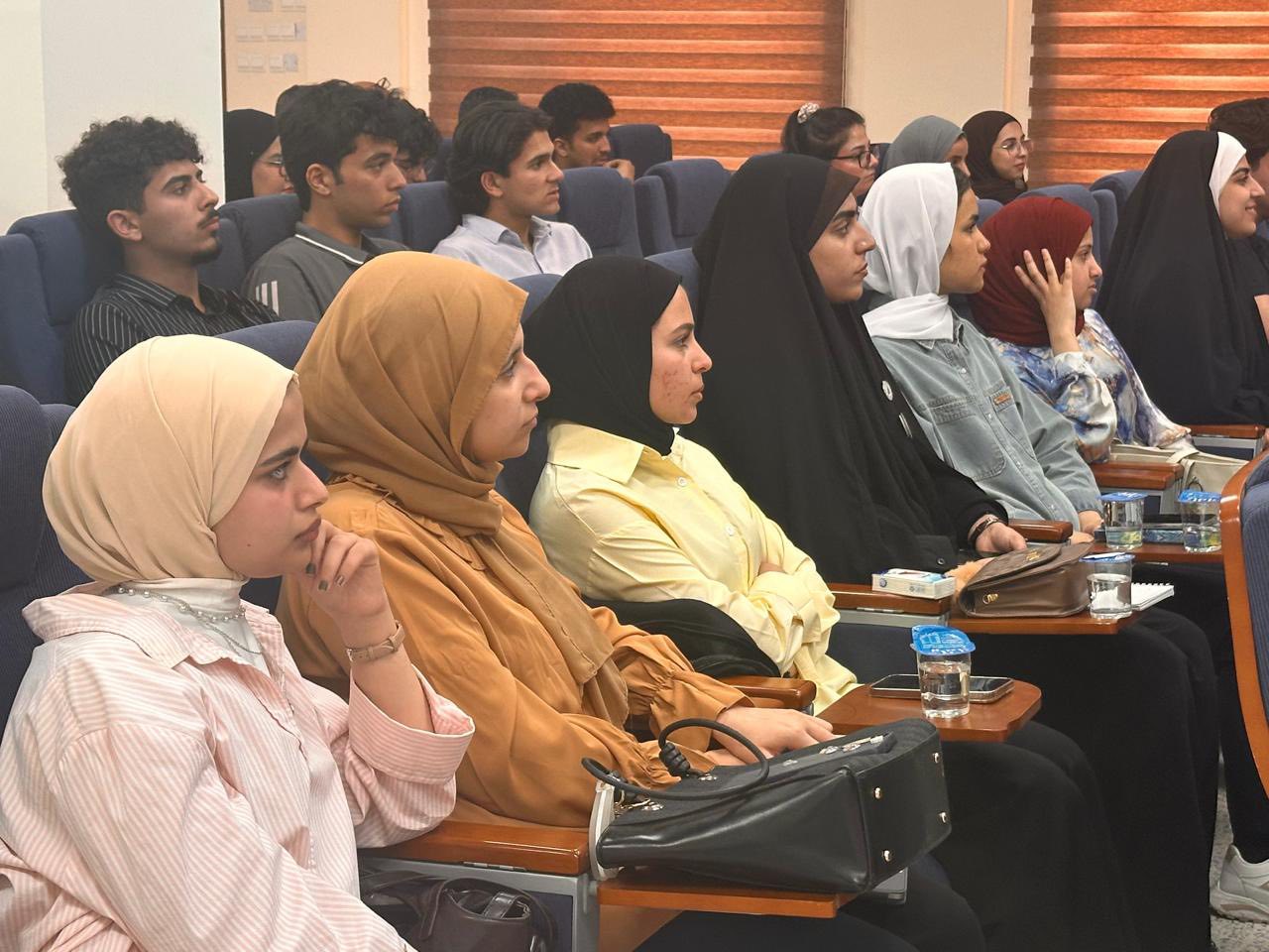 4 كلية التميّز تقيم ورشة عمل حول مهارات التحدث أمام الجمهور..