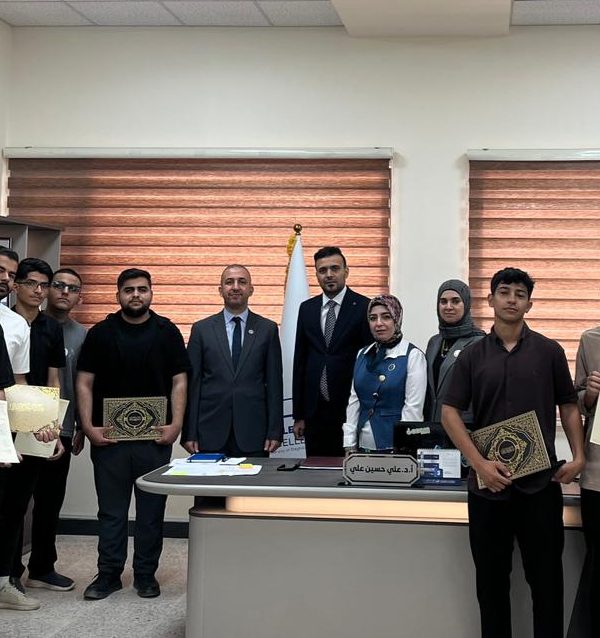 عميد كلية التميز يكرم الفرق الطلابية الفائزة بمراكز متقدمة في هاكاثون علم البيانات