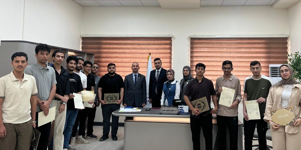 عميد كلية التميز يكرم الفرق الطلابية الفائزة بمراكز متقدمة في هاكاثون علم البيانات
